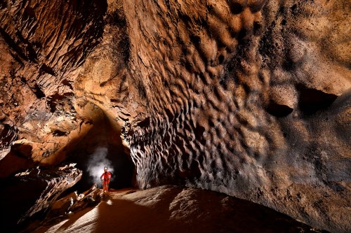 Cueva Fresca (Cantabrie, Espagne) - Galerie avec paroi  rouge sculptée de coups de gouge.(SP-26-0947 )